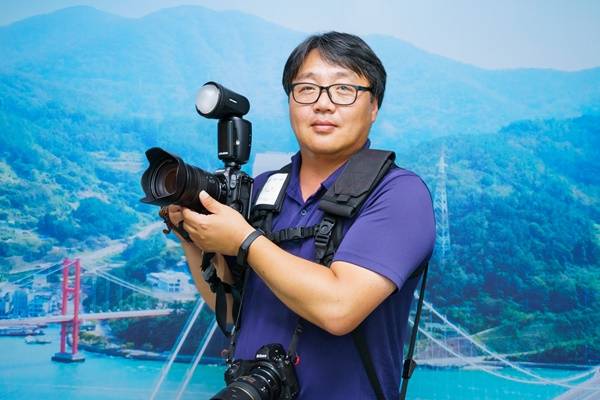 ▲ 하철환 경남 남해군청 주무관, 남해군수 전속 사진가로 일하고 있다. 사진=하철환 제공