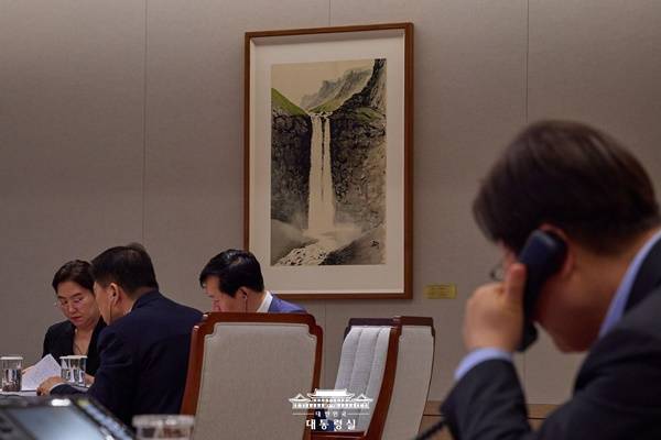 ▲ 이재명 대통령이 외국 정상과 통화할 당시 참모들의 모습이 함께 담겼다. 사진=대통령실