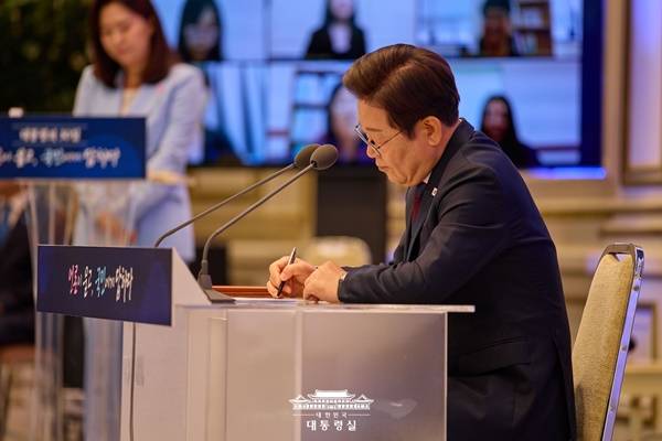 ▲ 지난 7월3일 취임 30일 기자회견에서 이재명 대통령이 메모하는 모습. 사진=대통령실