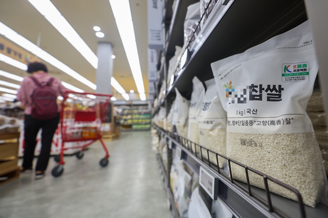 통계청이 2일 발표한 ‘8월 소비자물가동향’에 따르면 농축수산물은 1년 전보다 4.8% 뛰면서 8월 소비자물가를 크게 끌어 올렸다. 전년 동월 대비 상승폭이 큰 품목은 찹쌀(45.6%), 복숭아(28.5%), 고등어(13.6%), 쌀(11.0%), 돼지고기(9.4%), 국산쇠고기(6.6%) 등이었다. 사진은 이날 서울 시내 한 대형마트에 진열된 찹쌀. [사진 = 연합뉴스]