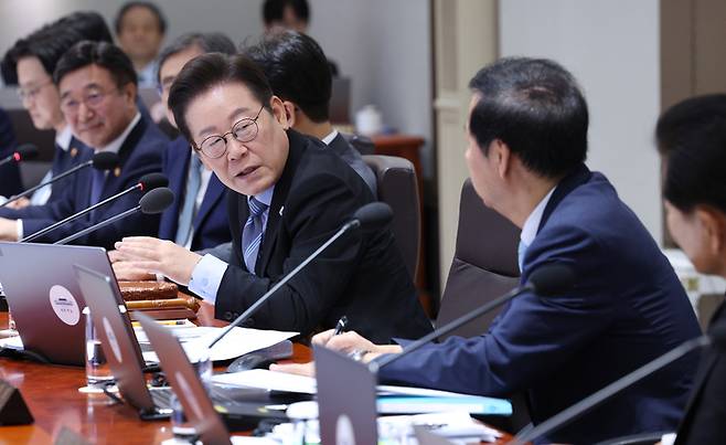 이재명 대통령이 2일 서울 용산 대통령실에서 열린 제40회 국무회의에서 구윤철 경제부총리 겸 기획재정부 장관과 토의를 하고 있다. [김호영 기자]
