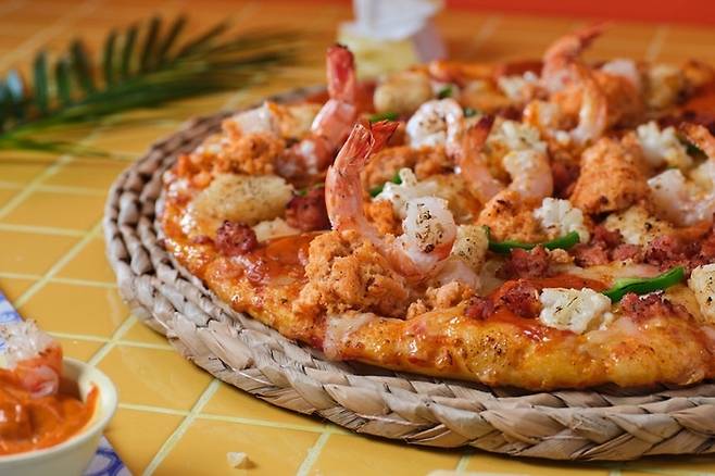 도미노피자 신제품 ‘랍스터 슈림프 투움바 피자’. 도미노피자.