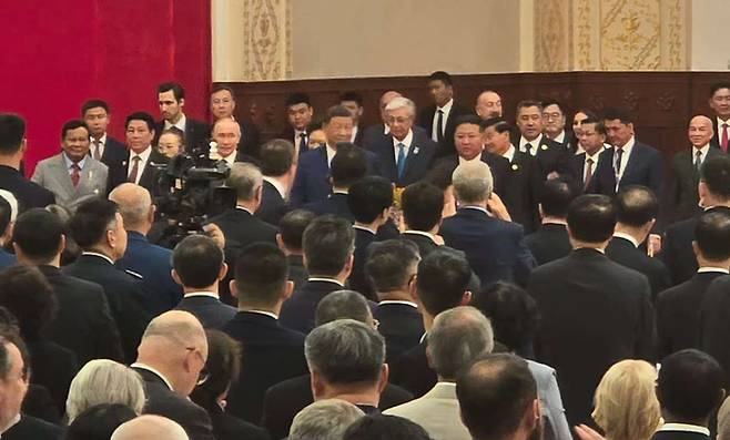 김정은 북한 국무위원장이 3일 중국 베이징 인민대회당에 마련된 ‘중국 인민 항일전쟁 및 세계 반파시스트 전쟁 승리’(전승절) 80주년 기념 리셉션 행사에 시진핑 중국 국가주석, 블라디미르 푸틴 러시아 대통령 등과 함께 입장하고 있다. [연합뉴스]