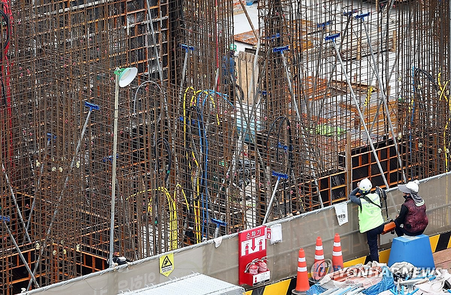 서울 시내 한 아파트 건설 현장에서 작업자들이 작업을 하고 있다. [연합뉴스]