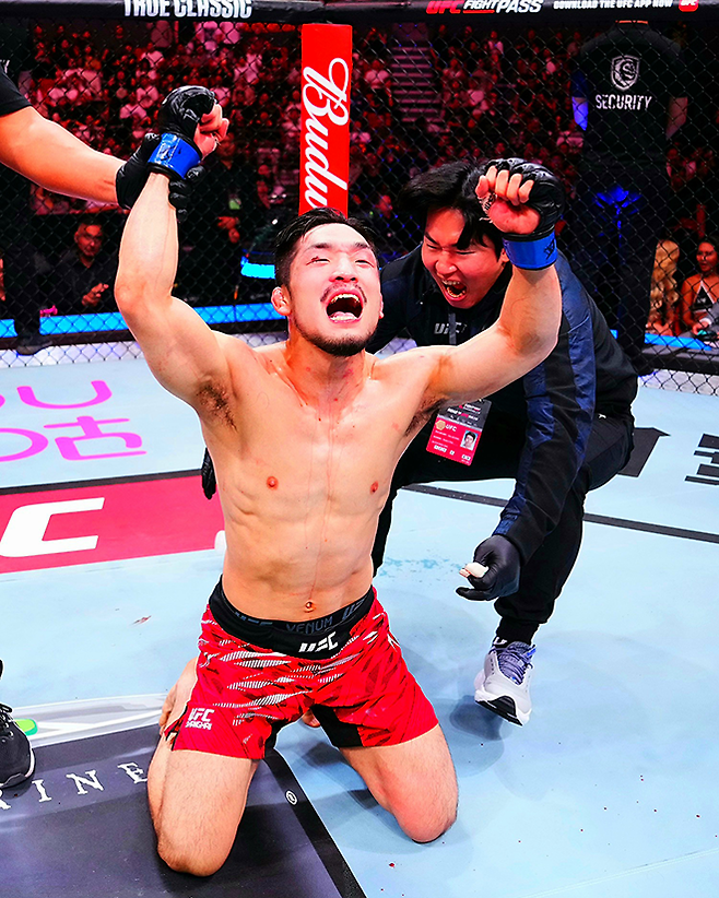 Road to UFC 시즌3 밴텀급 토너먼트 우승자 유수영이 2025년 8월 중국 상하이다우타이에서 UFC 정규 파이터로 데뷔 2연승을 달성한 후 기뻐하고 있다. 오른쪽은 블랙컴뱃 오피셜짐 최효준 관장. 사진=TKO