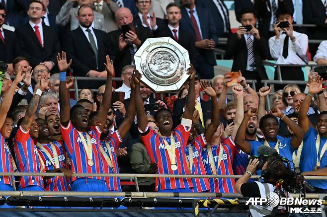 2025-26시즌 개막에 앞서 치러졌던 잉글랜드 슈퍼컵 커뮤니티 실드에서 우승한 크리스털 팰리스 선수들. 사진=AFPBBNews=News1