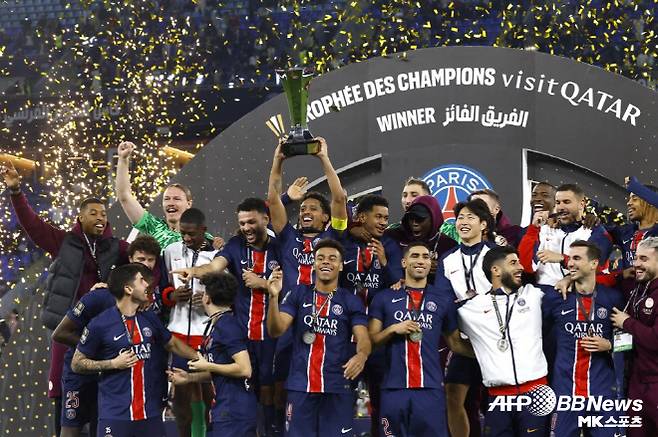 파리 생제르맹 선수들이 프랑스 슈퍼컵 ‘트로페 데 샹피옹’ 우승컵을 들고 기뻐하고 있다. 사진=AFPBBNews=News1