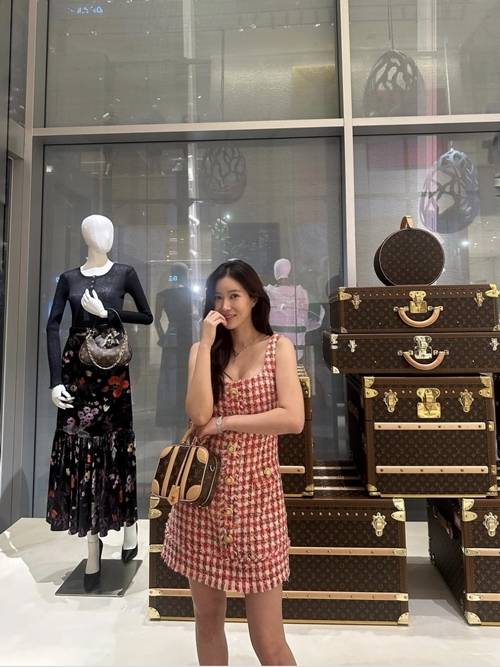 배우 임수향이 명품 브랜드 루이 비통 전시장에서 근황을 전했다. 사진=임수향 SNS