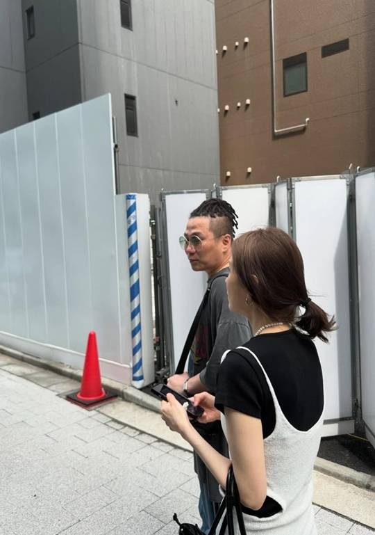 가수 윤민수가 이혼한 아내, 아들과 함께 여행을 떠났다./사진=윤후 SNS