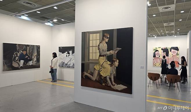 3일 서울 강남구 코엑스에서 열린 키아프·프리즈 서울에 그림이 전시돼 있다. /사진 = 오진영 기자