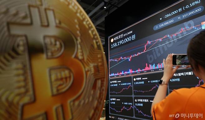 [서울=뉴시스] 홍효식 기자 = 비트코인이 약세를 보인 22일 오전 서울 서초구 빗썸 라운지 강남점 전광판에 비트코인 시세가 표시되고 있다.2025.08.22 yesphoto@newsis.com /사진=홍효식