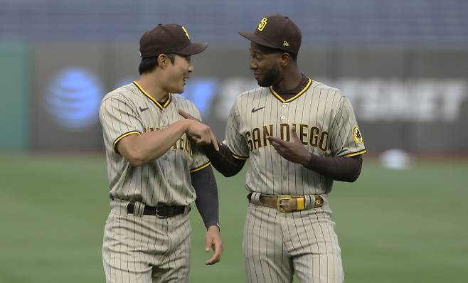 김하성과 주릭슨 프로파가 애틀랜타 브레이브스에서 다시 만났다. 사진은 2021시즌 샌디에이고 파드리스에서 활약했던 김하성(오른쪽)과 주릭슨 프로파의 모습. /사진=로이터