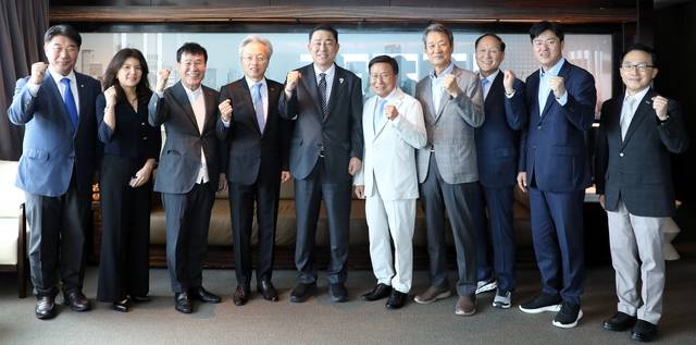 박상혁(사진 왼쪽부터) 민주당 원내소통수석부대표, 이효진 대림통상 부회장, 김덕영 보미건설 회장, 최진식 한국중견기업연합회 회장, 김병기 민주당 원내대표, 구자관 삼구아이앤씨 책임대표사원, 이세용 이렌텍 회장, 최명배 와이씨 회장, 이기헌 민주당 원내대표 비서실장, 이호준 한국중견기업연합회 상근부회장 등. 한국중견기업연합회 제공