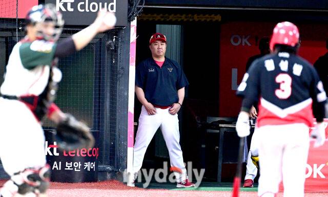 2025년 8월 29일 오후 경기도 수원KT위즈파크에서 열린 '2025 신한 SOL뱅크 KBO 리그' KIA 타이거즈와 KT 위즈의 경기. KIA 이범호 감독이 지켜보고 있다./마이데일리