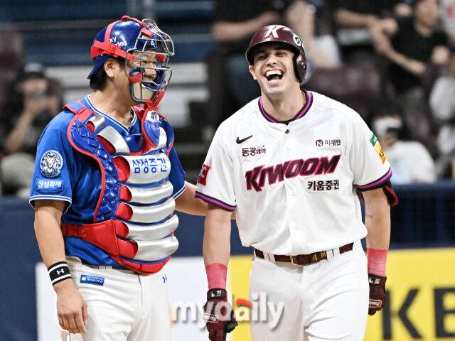 22일 오후 서울 고척돔 고척스카이돔에서 진행된 '2025 프로야구 KBO리그' 키움히어로즈와 삼성라이온즈의 경기. 키움 카디네스가 1회말 2사에서 레예스의 공에 맞은 뒤 웃음을 터뜨리고 있다./마이데일리