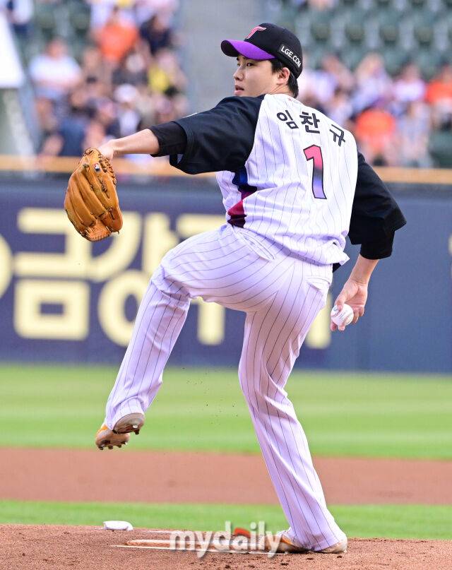 2025년 8월 8일 오후 서울 잠실구장에서 열린 '2025 신한 SOL뱅크 KBO 리그' 한화 이글스와 LG 트윈스의 경기. LG 선발투수 임찬규가 역투하고 있다./마이데일