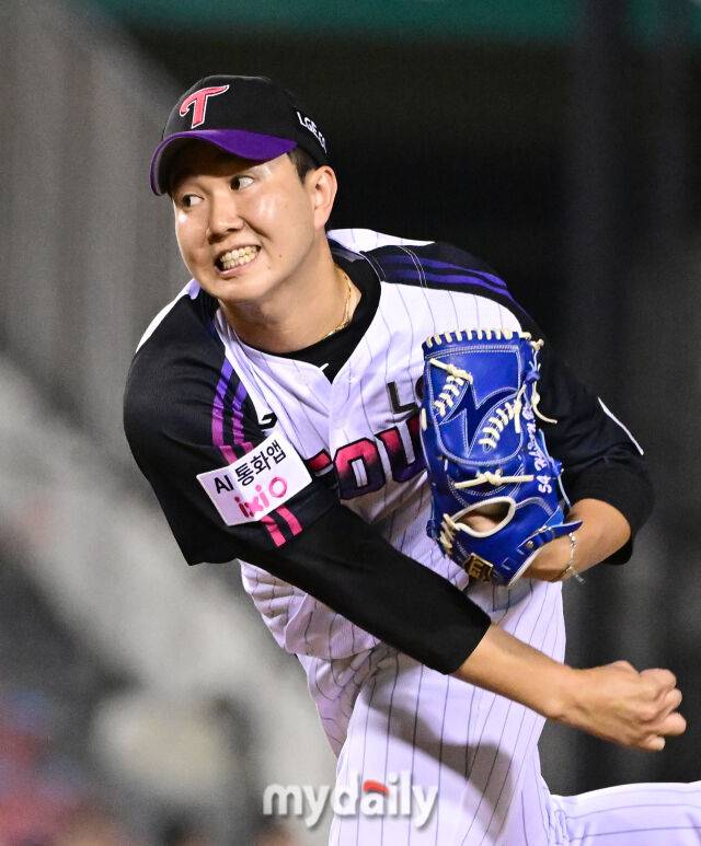 2025년 8월 8일 오후 서울 잠실구장에서 열린 '2025 신한 SOL뱅크 KBO 리그' 한화 이글스와 LG 트윈스의 경기LG 유영찬이 9회초 구원등판해 역투하고 있다./마이데일리