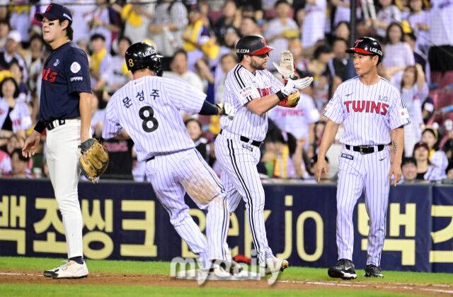 오스틴이 자신의 안타성 타구를 잡아낸 윤동희의 호수비에 박수 치고 있다 / 잠실 = 유진형 기자 zolong@mydaily.co.kr