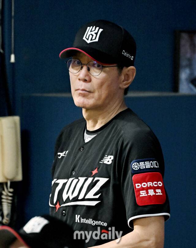 23일 오후 서울 잠실야구장에서 진행된 '2025 프로야구 KBO리그' 두산베어스와 KT위즈의 경기. KT 이강철 감독이 선수들을 지켜보고 있다./마이데일리