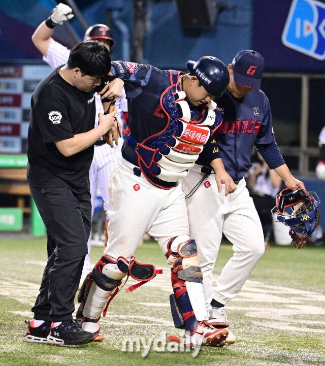 2025년 9월 2일 오후 서울 잠실구장에서 열린 '2025 신한 SOL뱅크 KBO 리그' 롯데 자이언츠와 LG 트윈스의 경기. 롯데 유강남 포수가 5회말 2사 1루서 LG 오스틴의 파울 타구에 무릎을 맞고 고통을 호소한 뒤 교체되고 있다./마이데일리