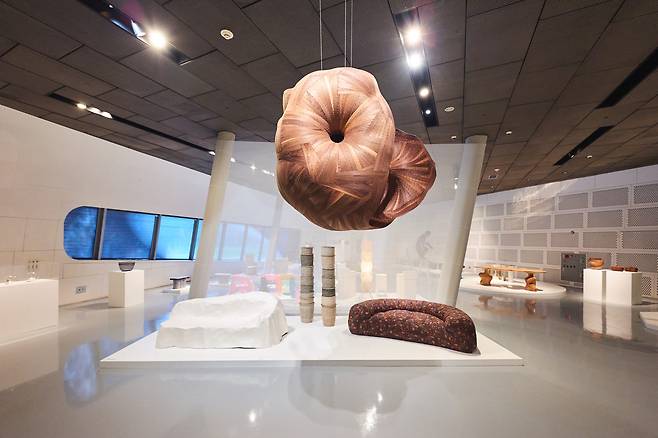 ‘디자인 마이애미 인 시투｜서울(Design Miami In Situ｜Seoul)’ 이 1일 동대문디자인플라자(DDP) 이간수문전시장에서 막을 올렸다. [WeCAP, 서울디자인재단 제공]