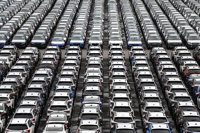 일본 요코하마 다이코쿠 부두에 신차들이 주차되어 있다. [AFP]