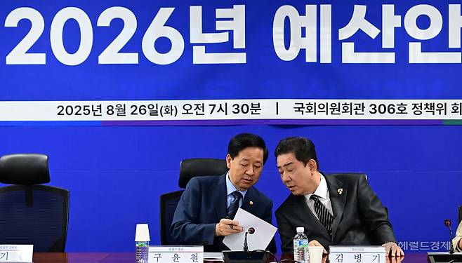 구윤철 경제부총리 겸 기획재정부 장관과 김병기 더불어민주당 원내대표가 지난달 26일 서울 여의도 국회 의원회관에서 열린 내년도 정부 예산안 편성 방향을 논의하기 위한 당정 협의에 참석해 대화하고 있다. 이상섭 기자