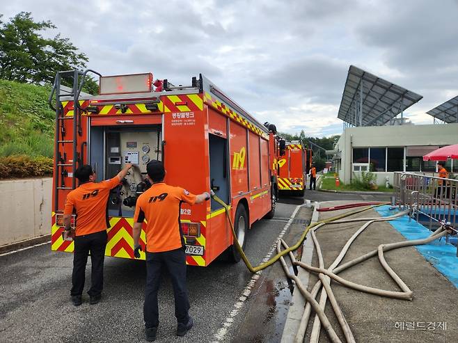 지난 2일 강원도 강릉시 홍제정수장에 운반급수를 하고 있는 소방차. 이영기 기자.