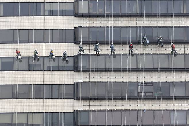 [서울=뉴시스] 중국의 한 여성이 집에서 옷을 입지 않은 채 잠에 들었다가 창문 청소부에게 목격 당하고 정신적 고통을 겪고 있다는 사연이 알려졌다. 사진은 본 기사와 관계 없음. 2025.09.02. *재판매 및 DB금지 *재판매 및 DB 금지