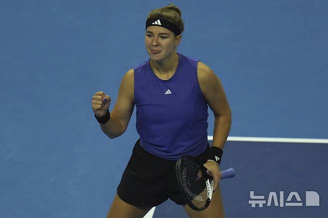 [베이징=AP/뉴시스] 카롤리나 무호바(49위·체코)가 5일 중국 베이징의 국립 테니스 경기장에서 열린 2024 차이나오픈 여자 단식 준결승에서 정친원(7위·중국)을 꺾은 후 기뻐하고 있다. 무호바는 홈에서 우승을 노렸던 정친원을 2-0(6-3 6-4)으로 완파하고 결승에 올라 코코 고프(6위·미국)와 우승을 다툰다. 2024.10.06.