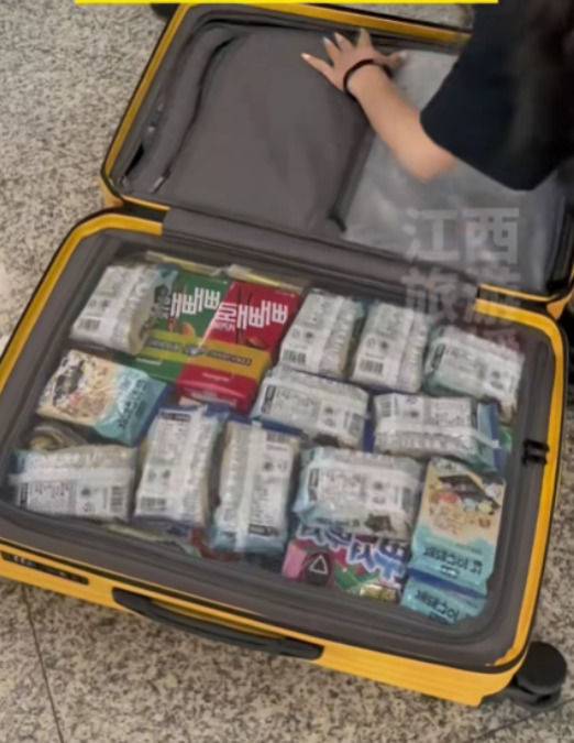 [뉴시스] 마약탐지견이 한 승객의 가방에 집착했지만, 안에는 과자만 가득 들어 있었다.(사진 = 도우인 캡처).2025.09.02 *재판매 및 DB 금지