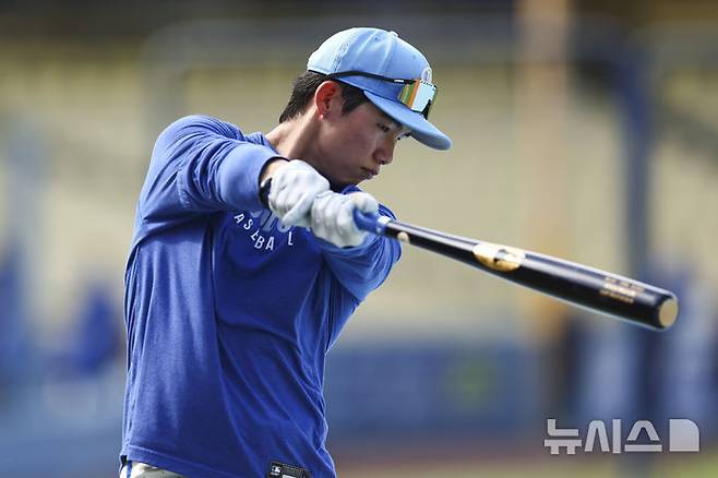 [로스앤젤레스=AP/뉴시스] 미국 메이저리그(MLB) LA 다저스의 김혜성이 14일(현지 시간) 미국 캘리포니아주 로스앤젤레스의 다저스타디움에서 열린 샌프란시스코 자이언츠와의 경기를 앞두고 타격 연습을 하고 있다. 2025.06.15.