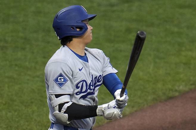 [피츠버그=AP/뉴시스] LA 다저스의 오타니 쇼헤이가 2일(현지 시간) 미 펜실베이니아주 피츠버그의 PNC 파크에서 열린 2025 메이저리그 피츠버그 파이리츠와의 경기 3회 초 1점 홈런(시즌 46호)을 치고 있다. 오타니는 다저스 소속으로 통산 100호 홈런을 기록했다. 2025.09.03.