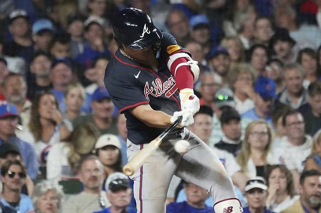 [시카고=AP/뉴시스] 애틀랜타 브레이브스의 김하성이 2일(현지 시간) 미 일리노이주 시카고의 리글리 필드에서 열린 2025 메이저리그 시카고 컵스와 경기 7회 초 우전안타를 치고 있다. 2025.09.03.