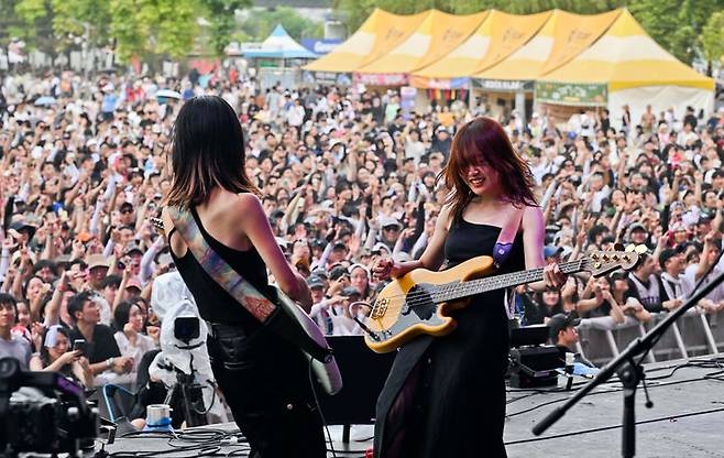 [서울=뉴시스] 2023년 '인천 펜타포트 록 페스티벌' 무대에 오른 히츠지분가쿠(羊文学). (사진 = 소니뮤직 제공) 2025.09.03. photo@newsis.com *재판매 및 DB 금지