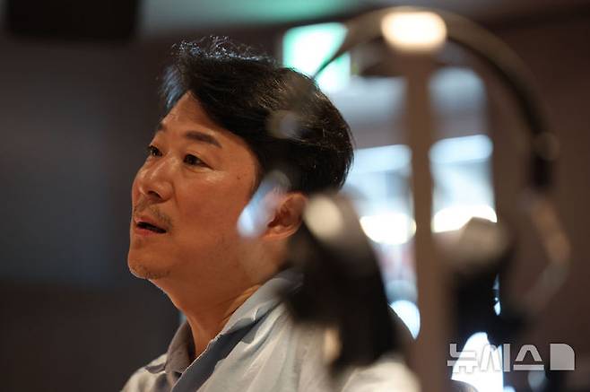 [서울=뉴시스] 권창회 기자 = 황병준 사운드미러 대표 겸 엔지니어가 지난 달 31일 서울 종로구 세운상가 사운드 미러 사무실에서 뉴시스와 인터뷰 하고 있다. 2025.08.05. kch0523@newsis.com