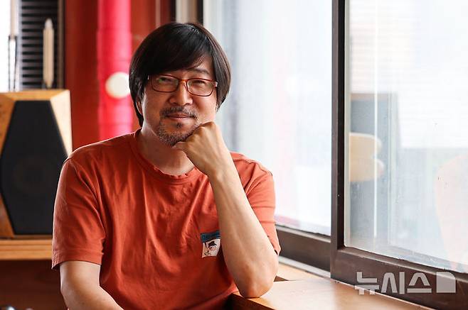 [서울=뉴시스] 권창회 기자 = 윤정오 엔지니어가 지난 달 31일 서울 종로구 세운상가 사운드 미러 사무실에서 뉴시스와 인터뷰 전 포즈를 취하고 있다. 2025.08.05. kch0523@newsis.com