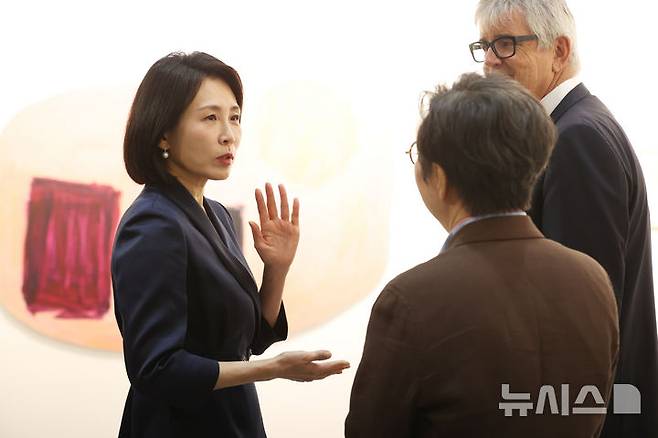 [서울=뉴시스] 황준선 기자 = 이재명 대통령의 부인 김혜경 여사가 3일 서울 강남구 코엑스에서 열린 '프리즈 서울 2025' VIP 프리뷰 데이를 찾아 작품들을 관람하며 갤러리 관계자들과 대화하고 있다. (공동취재) 2025.09.03. photo@newsis.com