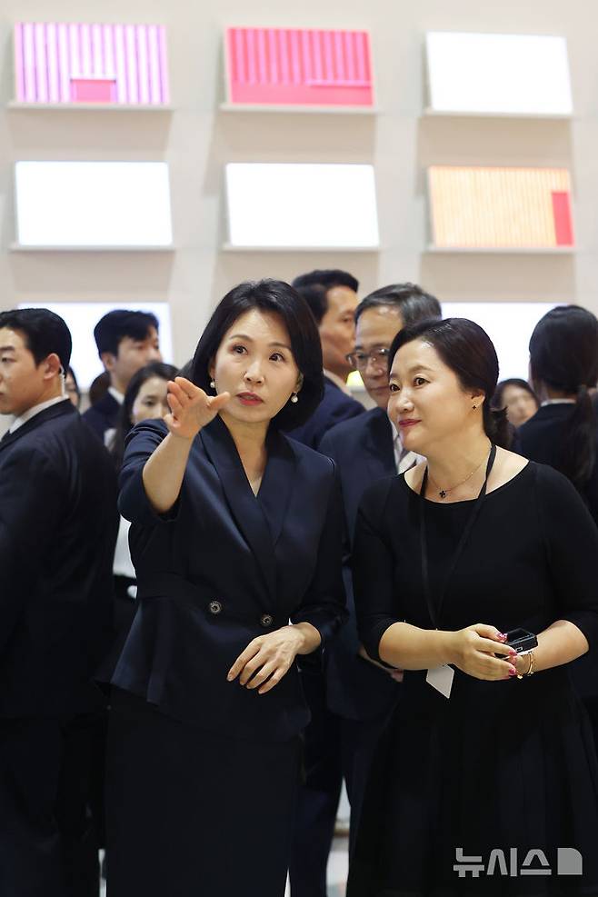 [서울=뉴시스] 황준선 기자 = 이재명 대통령의 부인 김혜경 여사가 3일 서울 강남구 코엑스에서 열린 '프리즈 서울 2025' VIP 프리뷰 데이를 찾아 작품들을 관람하고 있다. (공동취재) 2025.09.03. photo@newsis.com