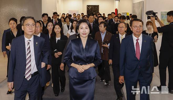 [서울=뉴시스] 황준선 기자 = 이재명 대통령 부인 김혜경 여사가 3일 서울 강남구 코엑스에서 열린 국내최대 아트페어 '키아프 서울(Kiaf SEOUL)'을 찾아 전시를 둘러보고 있다. (공동취재) 2025.09.03. photo@newsis.com