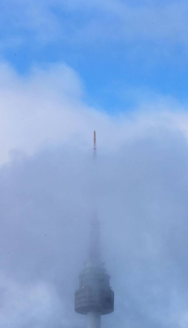 [서울=뉴시스] 백동현 기자 = 14일 오전 서울 남산타워가 먹구름 사이에 갇혀 있는 듯한 모습이다. 2022.07.14. livertrent@newsis.com *재판매 및 DB 금지