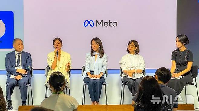 [서울=뉴시스] 윤정민 기자 = 메타코리아가 3일 오후 서울 강남구 메타코리아 오피스에서 '한국 청소년·여성 안전 라운드테이블'을 열었다. (왼쪽부터) 권일용 동국대 겸임교수, 배우 김성은, 이지연 한국외대 교수, 최문실 한국지능정보사회진흥원(NIA) 디지털포용본부장 등이 패널 토론으로 참석해 발언하고 있다. 2025.09.03. alpaca@newsis.com