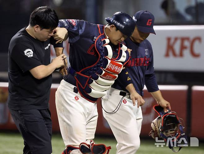 [서울=뉴시스] 배훈식 기자 = 2일 오후 서울 송파구 잠실야구장에서 열린 2025 신한 쏠뱅크 KBO리그 LG 트윈스와 롯데 자이언츠의 경기, 5회말 LG 오스틴의 파울 타구에 무릎을 맞은 롯데 유강남이 부축을 받으며 그라운드를 떠나고 있다. 2025.09.02. dahora83@newsis.com