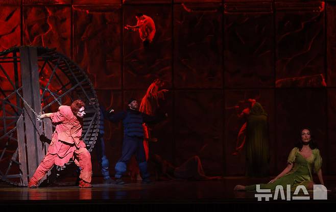 [서울=뉴시스] 이영환 기자 = 뮤지컬 노트르담 드 파리 콰지모도 역의  안젤로 델 베키오와 에스메랄다 역의 엘하이다 다니가 3일 오후 서울 종로구 세종문화회관 대극장에서 열린 프레스콜에서 주요 장면을 선보이고 있다. 내한 20주년 기념 뮤지컬 노트르담 드 파리는 3일부터 27일까지 세종문화회관 대극장에서 공연된다. 2025.09.03. 20hwan@newsis.com