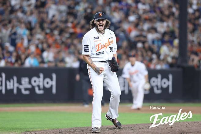 [서울=뉴시스] 홍효식 기자 = 3일 대전 중구 대전한화생명볼파크에서 열린 2025 KBO 리그 NC 다이노스와 한화 이글스의 경기, 5회초 한화 선발 투수 폰세가 올 시즌 226번째 탈삼진을 기록하며 환호하고 있다. (사진=한화 이글스 제공) 2025.09.03. photo@newsis.com *재판매 및 DB 금지