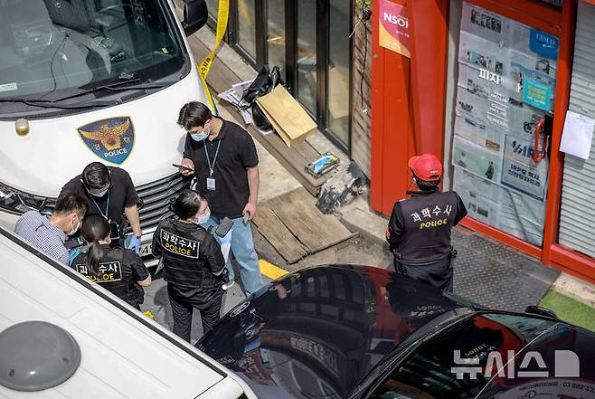 [서울=뉴시스] 정병혁 기자 = 3일 서울 관악구 조원동  칼부림 사건 현장에서 과학수사대가 현장조사를 하고 있다.서울 관악구 조원동 에서 칼부림이 발생해 40대 남성 2명 등 총 4명이 중상을 입는 사고가 발생했다. 경찰에 따르면 30대 남성 1명, 40대 남성 2명, 여성 1명이 부상을 입고 병원으로 후송됐다. 이 중 40대 남성 2명은 심정지 상태로 병원에 옮겨졌으나 사망 여부는 아직 확인되지 않았다. 2025.09.03. jhope@newsis.com
