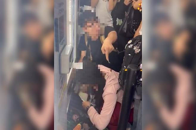 팝업스토어에서 물건을 쓸어 담고 있는 되팔이꾼들 [SNS 'X' 캡처]