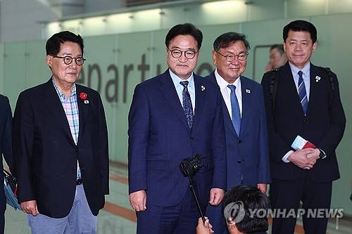 우원식 의장, 중국 전승절 행사 참석 위해 출국 (영종도=연합뉴스) 서대연 기자 = 우원식 국회의장과 여야 의원들이 2일 중국 베이징에서 열리는 '항일전쟁 및 세계 반파시스트 전쟁 승전(전승절) 80주년 열병식'에 참석하기 위해 인천국제공항 제1여객터미널로 출국하기 전 취재진에 입장을 밝히고 있다.      왼쪽부터 더불어민주당 박지원 의원, 우 의장, 더불어민주당 김태년 의원, 조국혁신당 김준형 의원. 2025.9.2 dwise@yna.co.kr