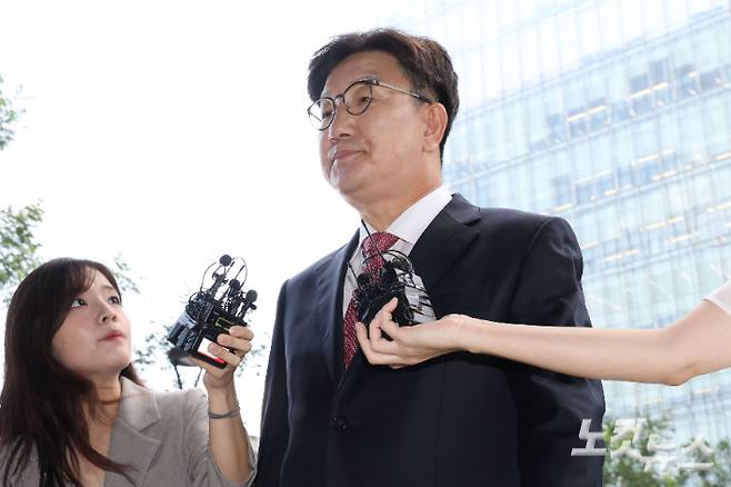 통일교로부터 불법 정치자금을 수수한 의혹을 받는 권성동 국민의힘 의원이 지난달 27일 오전 서울 종로구 KT광화문빌딩에 마련된 김건희 특검팀(특별검사 민중기) 사무실에 피의자 신분으로 조사를 받기 위해 출석하고 있다. 류영주 기자