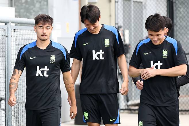 2일(현지시간) 미국 뉴욕주 아이칸 스타디움에서 열린 한국 축구 대표팀 훈련에서 옌스 카스트로프(사진 맨 왼쪽)를 비롯한 선수들이 경기장에 들어서고 있다. 연합뉴스